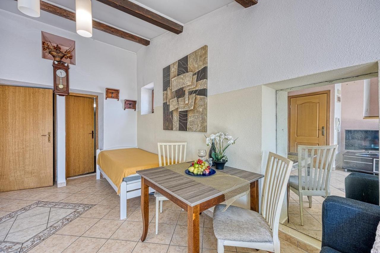 Old Town Apartments In Umag Exterior foto